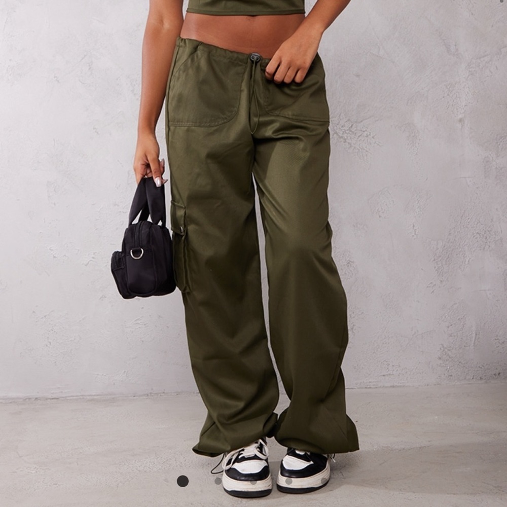 PRETTYLITTLETHING KHAKI TWILL TOGGLE DETAIL CARGOS SIZE 4